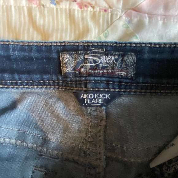 Silver Jeans Size 26 Aiko Kick Flare Capri/Crop Stretch Dark Wash 22" Inseam - Picture 4 of 8